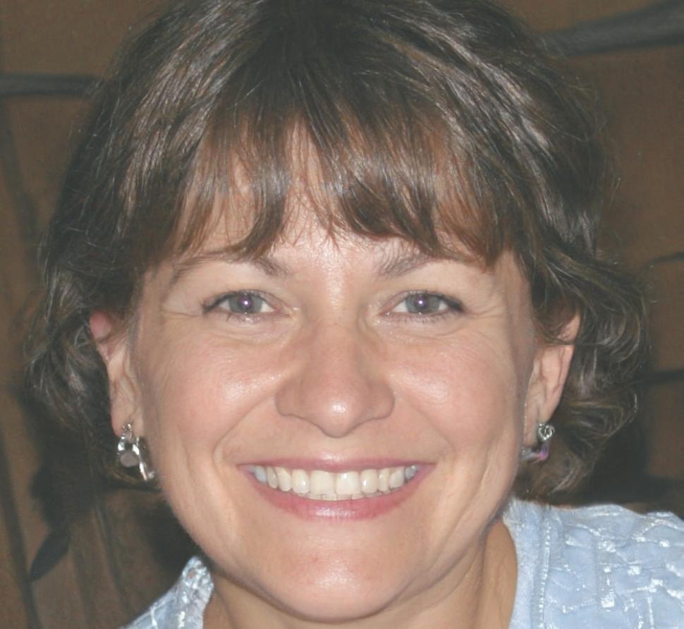 Instructora experta en educación financiera avanzada